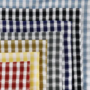 Primo piano sui dettagli del tessuto a quadretti vichy multicolore e trama classica.