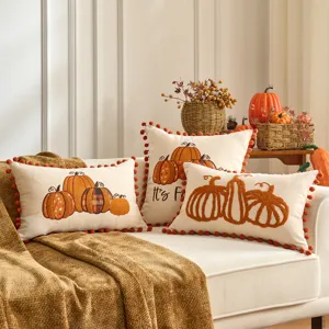 Federe per cuscini autunnali con zucche e pon-pon decorativi, perfette per il Ringraziamento.
