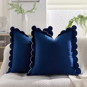 Vista dettagliata della federa per cuscino in velluto blu scuro con bordi a onda eleganti.