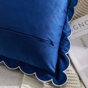 Federa per cuscino in velluto blu scuro con elegante bordo smerlato bianco e zip nascosta.