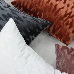 Housse de coussin en velours à motif de vagues style nordique minimaliste, douce et élégante.
