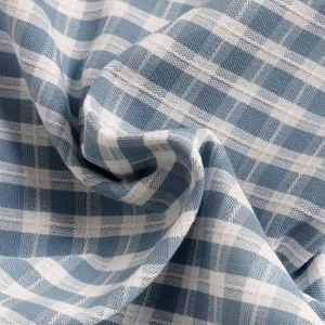 Dettaglio del tessuto a quadri blu e bianco per federa, consistenza morbida, trama di tessitura
