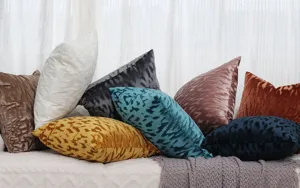 Housse de coussin en velours avec motif vague, detail de decoration interieure cosy.