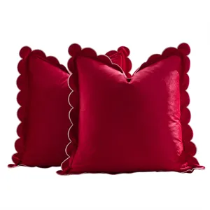 Federe per cuscini in velluto rosso con eleganti bordi smerlati, morbidi copricuscini decorativi.