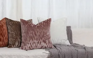 Vue détaillée de housses de coussin en velours luxueux de diverses couleurs avec des vagues.