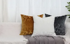 Vue détaillée de housses de coussin en velours nordique aux textures texturées élégantes.