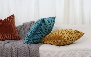 Housse de coussin en velours de style nordique avec motif abstrait pour decoration salon.