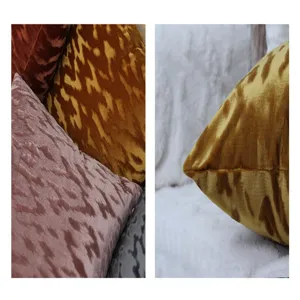 Housse de coussin en velours nordique en détail, motif vague texturé doux et élégant.