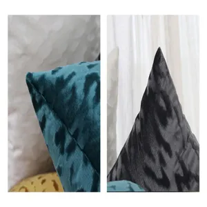 Gros plan de la housse de coussin en velours nordique avec motif de vagues texturées.