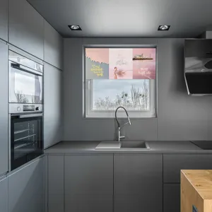 Moderner Verdunkelungs-Rollladen für das Küchenfenster, stilvoller bedruckter Fenstervorhang.