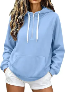 Dettaglio in primo piano di felpa con cappuccio e zip azzurra da donna in morbido tessuto.