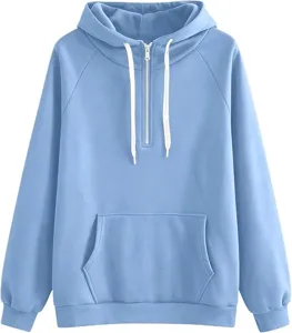 Vista dettagliata della felpa con cappuccio azzurro chiaro con zip e tasca a marsupio.