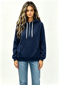 Vista dettagliata della felpa con cappuccio blu navy tinta unita con mezza zip e tasca frontale.