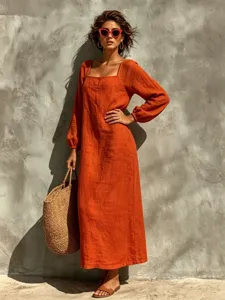 Langes Kleid mit langen Ärmeln und Carré-Ausschnitt, Szene mit Terrakotta-Stofftextur.
