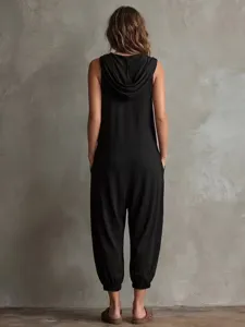 Aermelloser Kapuzeneinteiler fuer Damen, bequeme lockere Haremshose fuer den Sommer.