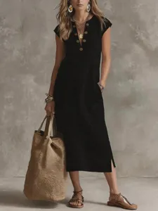 Abito midi nero con scollo a V, bottoni, maniche corte e dettagli di spacchi eleganti.