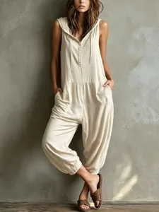 Detailansicht des ärmellosen Damen-Overalls mit Kapuze, Knopfleiste und Bündchen.