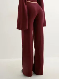 Achterdetail van de casual bordeauxrode damesset met wijde mouwen en lange broek.