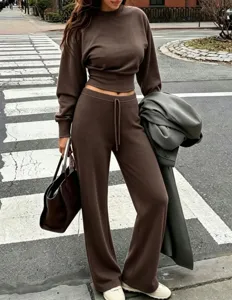 Κομψό και μοντέρνο καφέ casual σετ δύο τεμαχίων με crop top και ασορτί φαρδύ παντελόνι.