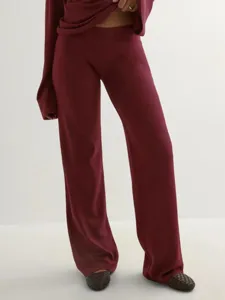 Detail bordeaux rode top met lange mouwen en rechte broek tweedelig zachte stof.