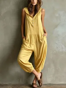 Gelber ärmelloser Kapuzen Jumpsuit Detail, lässiger Haremshose Stil mit Taschen und Knöpfen.
