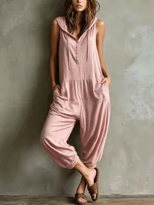 Ärmelloser Kapuzen-Jumpsuit mit Frontknöpfen, Kordelzug in der Taille und Bündchen.