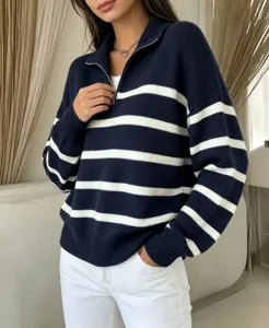 Detailansicht des modischen gestreiften Halb-Zip-Pullovers mit weicher Strickstruktur.