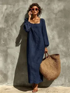 Unifarbenes, langärmliges Maxikleid mit quadratischem Ausschnitt für Damen im Detail.