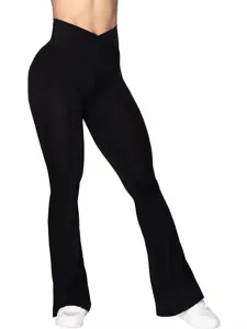 Schwarze Yoga Hose mit hohem Bund und Schlag im Detail für Fitness und Sporttraining.
