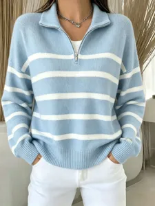 Nahaufnahme des blau-weißen halben Reißverschluss Strickpullovers mit weichem Material.