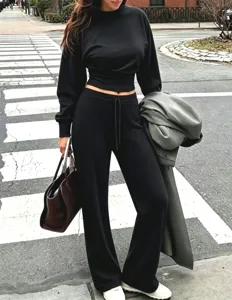 Λεπτομερής εικόνα γυναικείου casual σετ με στενό τοπ και φαρδύ παντελόνι για καθημερινή.