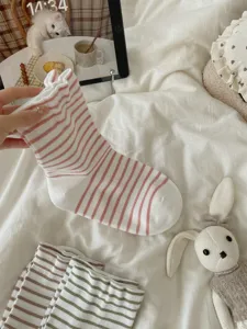 Calzini a righe stile giapponese da donna, cotone morbido e traspirante per uso quotidiano.