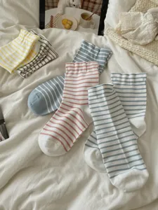 Calze a righe in stile giapponese, calzini in cotone traspiranti per uso quotidiano.