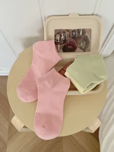 Chaussettes courtes en coton pour femmes, jolies couleurs douces, tissu respirant, usage quotidien.