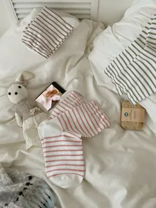 Calze a metà tubo a righe in cotone, calze casual morbide e traspiranti per donne e ragazze.