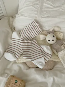 Comode calze a righe eleganti da donna in stile giapponese, molto morbide e traspiranti.