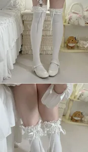 Weisse Lolita Kniestruempfe mit zarter Spitzenbordue und suessen Schleifen fuer Damen und Maedchen.
