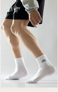 Calcetines blancos para hombre con elegante diseño de letras bordadas, transpirables.