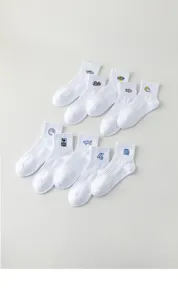 Calcetines blancos deportivos con detalles bordados, muy transpirables y cómodos para uso diario.