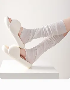 Nahaufnahme dünner Strick-Beinstulpen mit Rautennetz für stilvolle japanische JK-Outfits.
