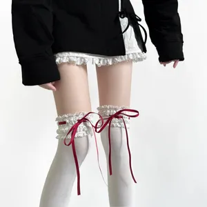Japanische Lolita weiße Kniestrümpfe mit Spitzenbesatz und eleganten burgunderroten Schleifen.