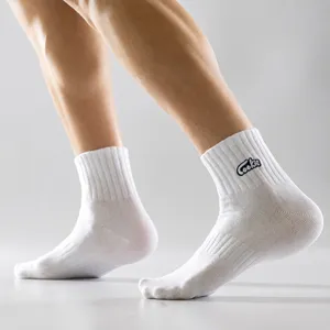 Calcetines deportivos blancos de media pantorrilla para hombre con amortiguación y bordado.