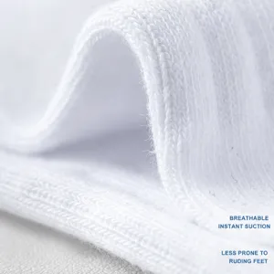 Calcetines deportivos blancos transpirables para hombre con textura de punto para uso diario.