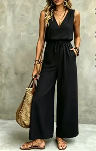 Dettagli della comoda tuta lunga estiva casual nera con scollo a V e coulisse in vita.