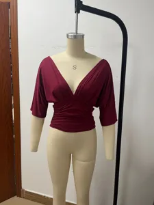 Burgunderrotes tiefes V-Ausschnitt Batwing Kurzarm geraffter Taillen Crop Top Detail