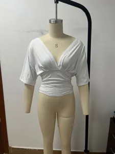Damen sexy V-Ausschnitt Fledermausärmel Crop Top, weiße lässige Sommer Modekleidung.