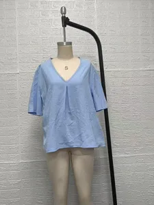 Lichtblauwe katoen linnen V-hals korte mouw losse casual blouse detail productweergave.