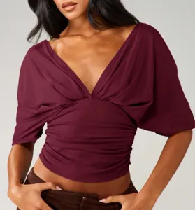 Detailansicht der sexy bordeauxroten V-Ausschnitt Batwing Ärmel Damen Kurzbluse neu.