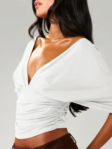 Detailaufnahme des sexy Damen V-Ausschnitt Fledermausärmel Kurz-Top mit geraffter Seite.