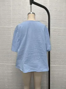 Lichtblauwe katoen linnen casual losse korte mouw top, stijlvol detail achterkant.